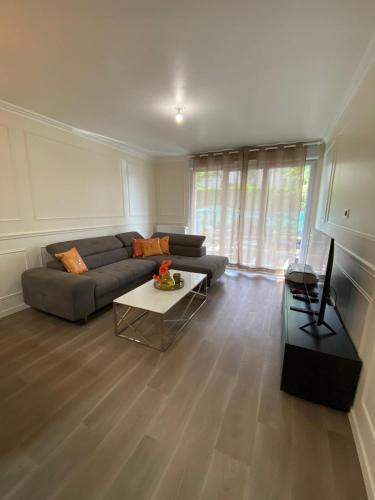 Livry-Gargan Apartment | 2 Bedroom Apartment with garden