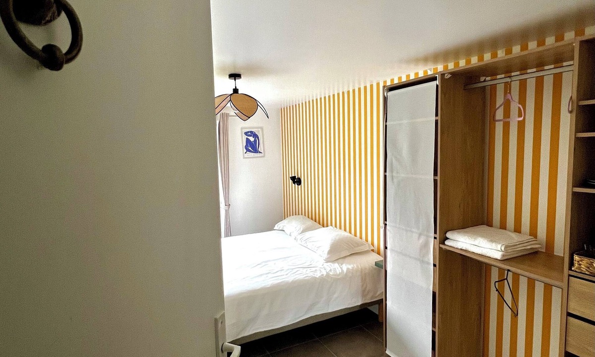 Chelles House | Bedroom with bathroom and garden in Maison Meulière