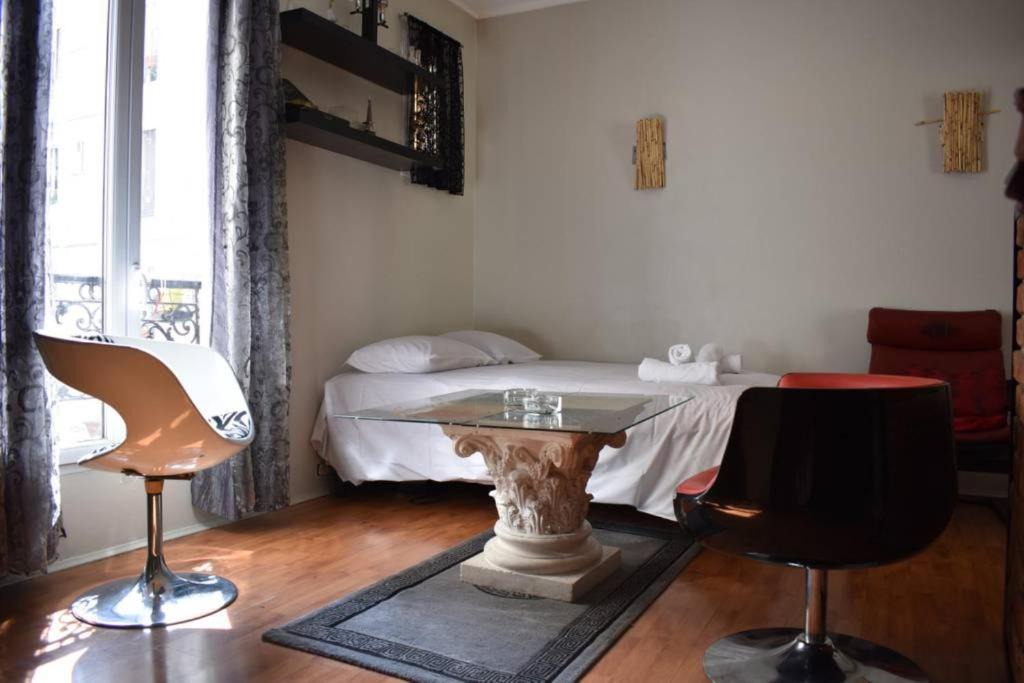 Quartier de la Goutte-d'Or Apartment | Bright Parisian Studio for 2