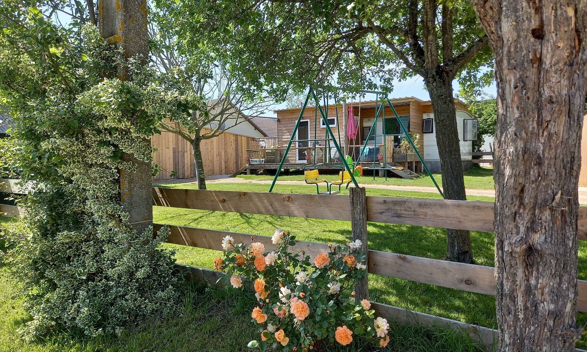 Yevres House | Bungalow on a horse farm