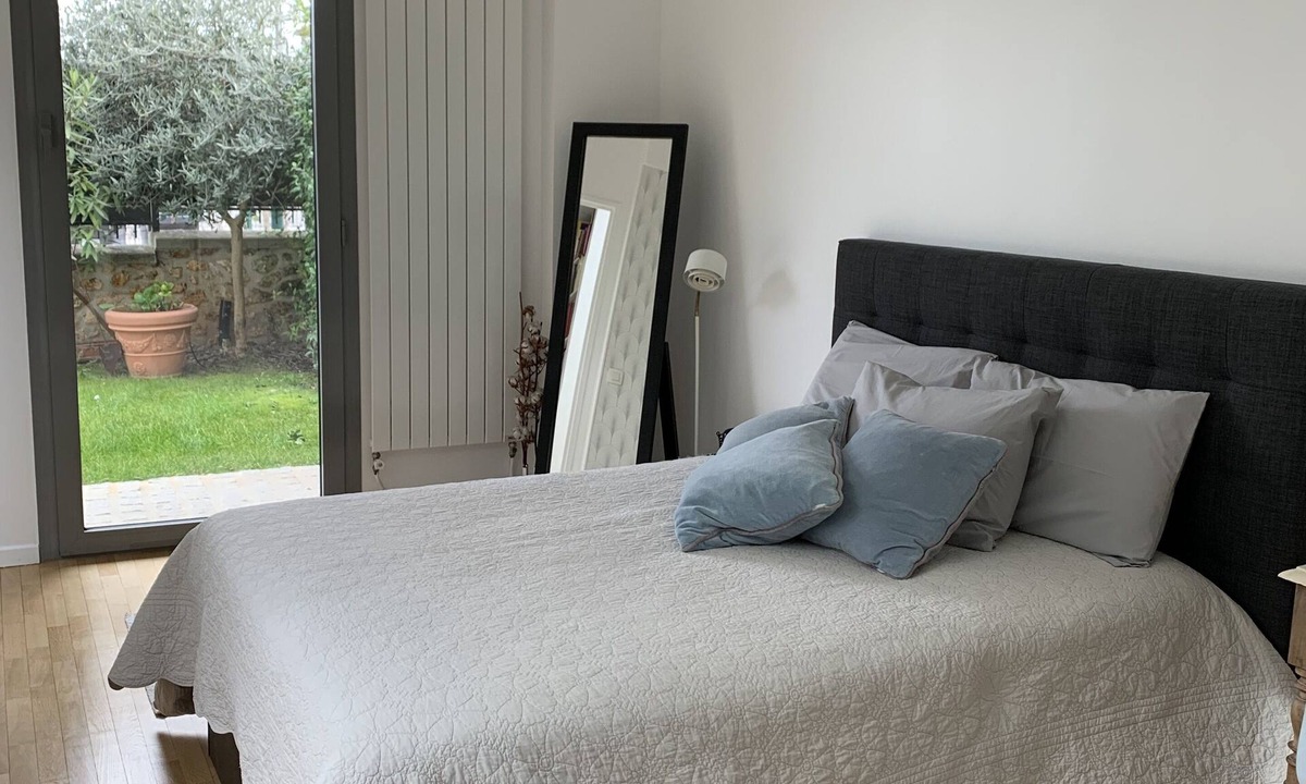Suresnes Bed & Breakfast | Chambre Bleue Cosy Avec Salle de Douche Privée