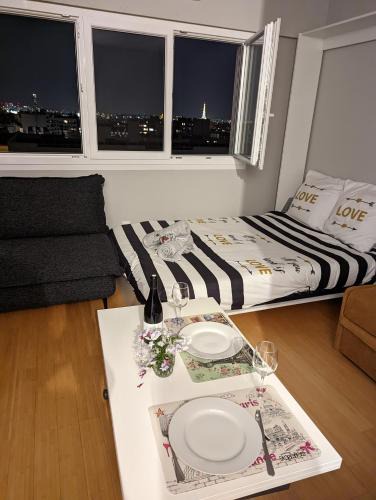 Quartier de la Folie-Mericourt Apartment | Charming Studio with Eiffel View