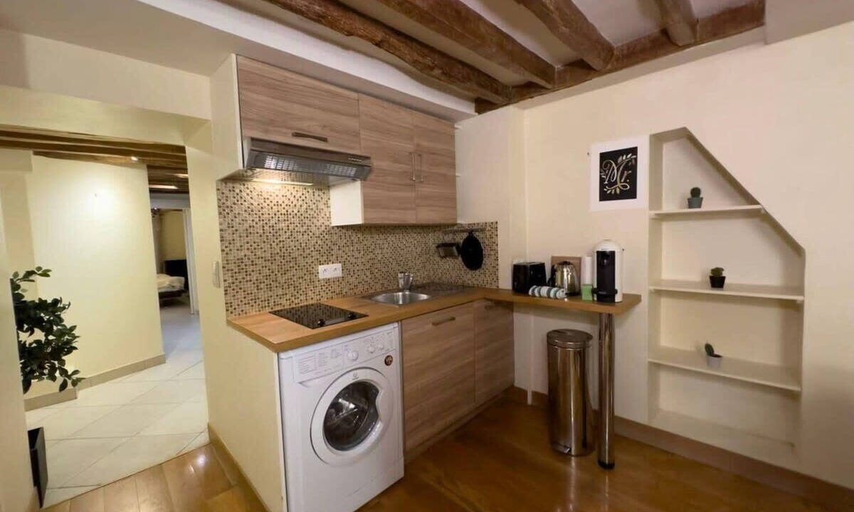 Quartier de la Place-Vendome Apartment | Charming Tuileries/ 1 Bed Apt next to Musee Du Louvre