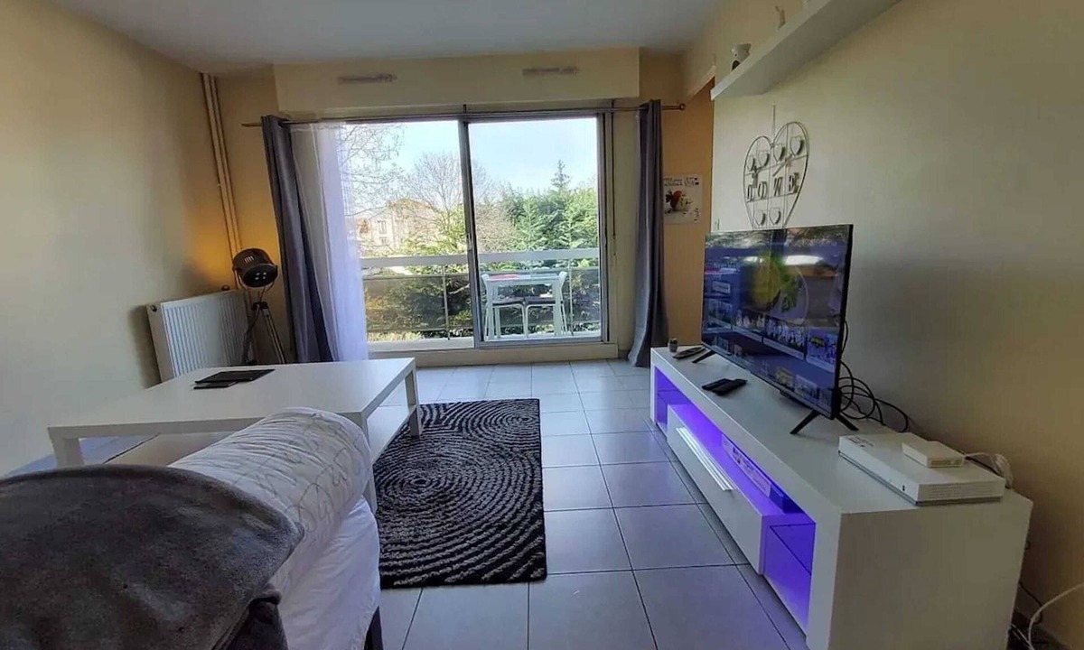 Les Pavillons-sous-Bois Apartment | Homerez - Apt. Pavillons-sous-Bois