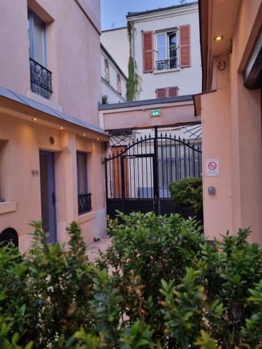 Quartier Saint-Ambroise Apartment | Hotel De L'Horloge