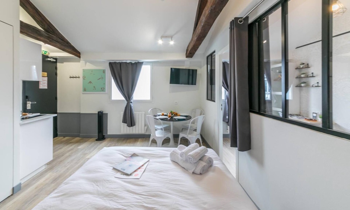 9th Arrondissement Apartment | Lafayette - Saint-Lazare 66: cosy apartment for 4