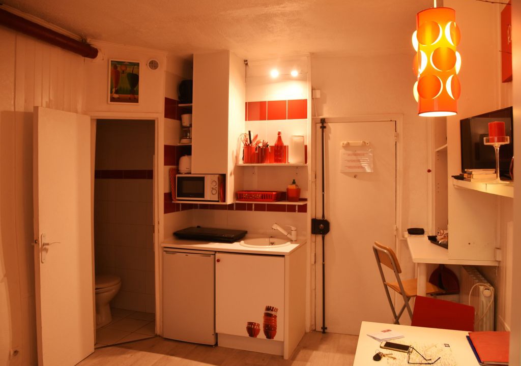 Combat Apartment | "Le RED", studio-apartment PARIS 19, sleeps 1 to 2