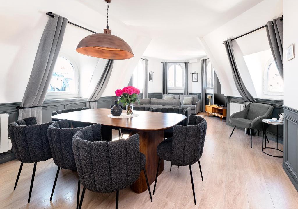 Quartier du Mail Apartment | LivinParis - Luxury AC 2 & 3 Bedrooms Le Louvre