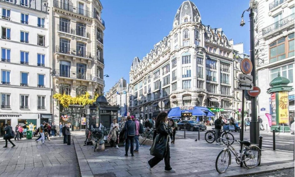 3rd Arrondissement Apartment | Luxury 2bedroom/2bathroom in sought after Marais!