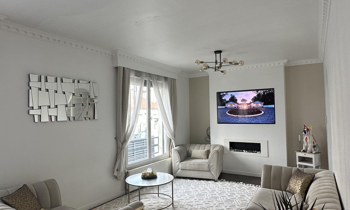 Vitry-sur-Seine House | Maison de 200m2 Avec Jardin et Piscine à la Porte de Paris