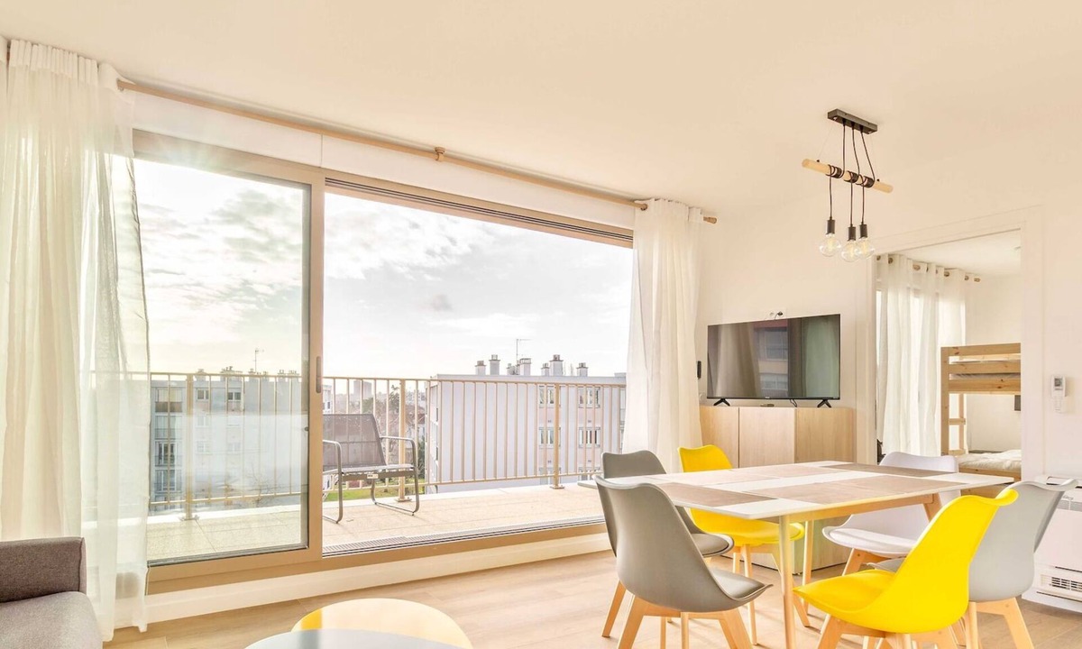 Champigny-sur-Marne Apartment | Modern Apt with Balcony-6P-Close to Disney/Paris