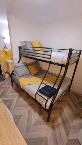 Ville-d'Avray Hostel | Monastère