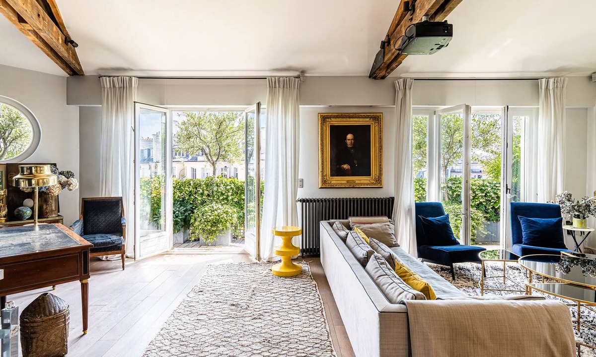 16th Arrondissement Apartment | Penthouse Offrant une vue sur la Tour Eiffel, Avec Balcons au Calme Absolu