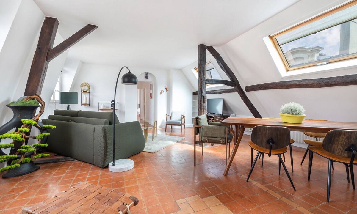 Marais Apartment | Renaissance, 2BR/1BA, 5 people