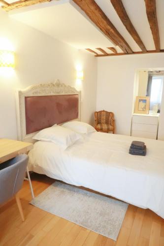 Quartier de la Place-Vendome Apartment | Spacious Parisian Flat Louvre Steps Eiffel Tower Access