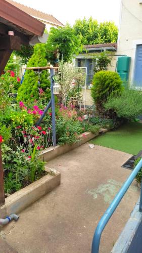 Villejuif Apartment | Studio sur jardin
