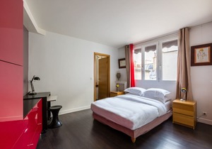 Central Studio by the Louvre, by Veeve