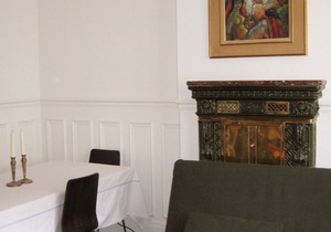 Renovated, clean, old-world charm on Paris border; can sleep 5