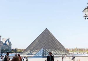 Steps from the Louvre, by Veeve