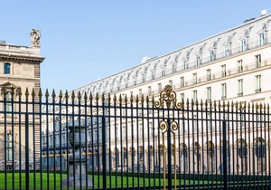 Steps from the Louvre, by Veeve