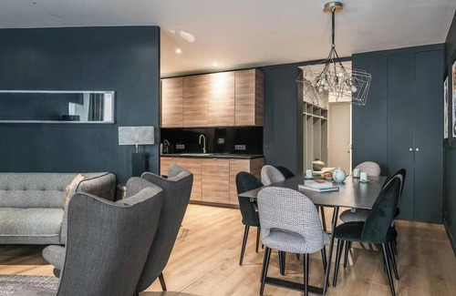 Enfants-Rouges Apartment | A CLASSIC FRENCH CHARM PERFECTLY OVERLOOKING THE ICONIC PLACE DE LA RÉPUBLIQUE.