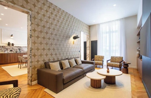 8th Arrondissement Apartment | A PERFECT COMBINATION OF PARISIAN CHARM & MODERN COMFORT – CHAMPS ELYSEES