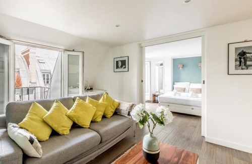 1st Arrondissement Apartment | Appartement avec vue imprenable sur le Louvre