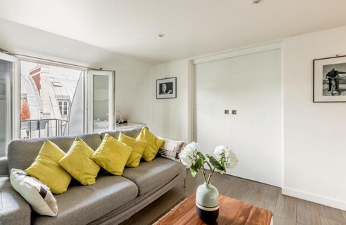 1st Arrondissement Apartment | Appartement avec vue imprenable sur le Louvre