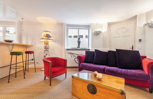 3rd Arrondissement Apartment | BATHED IN NATURAL LIGHT & ADORNED WITH CAREFULLY CURATED ART PIECES – LE MARAIS