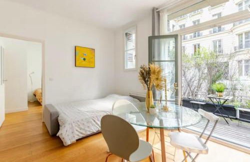 L'Europe Apartment | Beautiful apartment with terrace in Paris 8