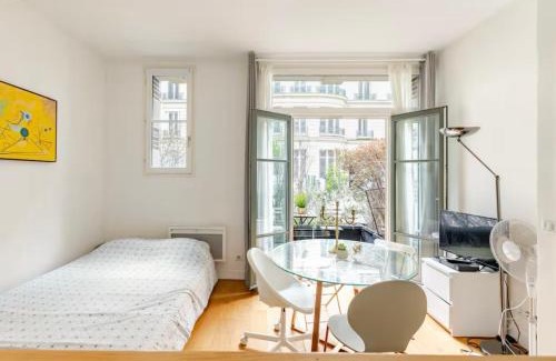 L'Europe Apartment | Beautiful apartment with terrace in Paris 8