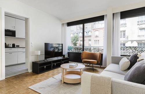 Auteuil Apartment | Blueground | Auteuil, doorman, nr Seine & offices