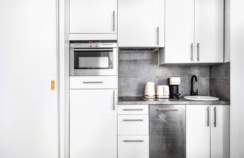 7th Arrondissement Apartment | Blueground | Invalides, intercom, nr Metro