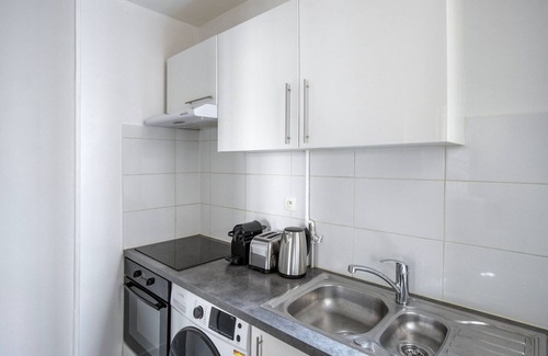 Auteuil Apartment | Blueground | La Marais, nr market & shopping