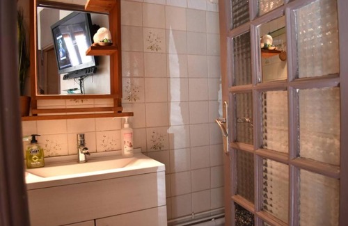 Quartier de la Goutte-d'Or Apartment | Bright Parisian Studio for 2