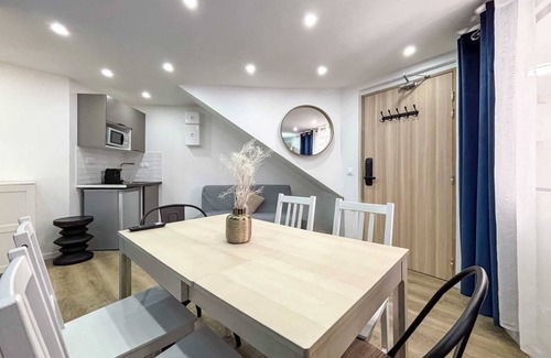 Amerique Apartment | Buttes Chaumont 2 - Two Bedroom Apartment, Sleeps 6