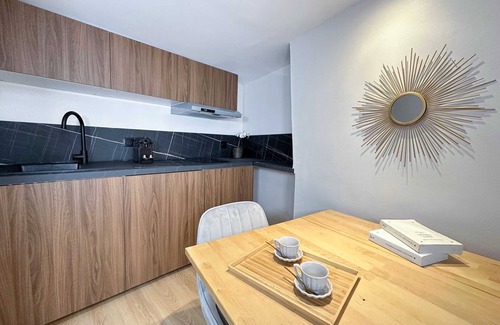 Amerique Apartment | Buttes-Chaumont: Stylish Stay in a Duplex