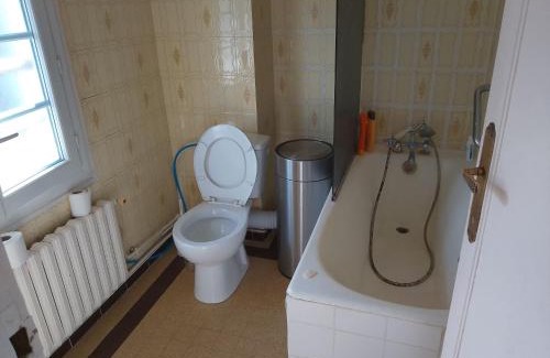 Sucy-en-Brie Hostel | CHADI hostel # uniquement pour chauffeur des camions étranger seulement, pas de toilette et pas de doucche # obligatoire de quitter l'endroit entre 7 hr et 23 h