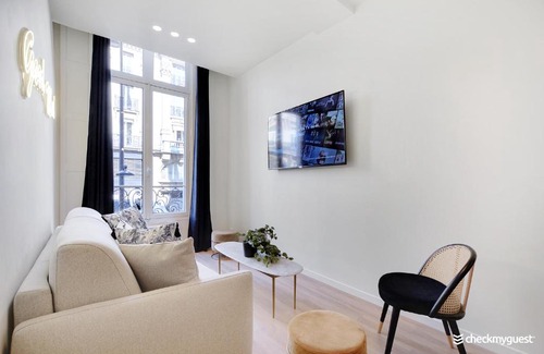 Quartier Sainte-Avoye Apartment | CMG Marais - Etienne Marcel
