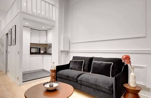Charonne Apartment | Duplex de Luxe avec billard et baignoire
