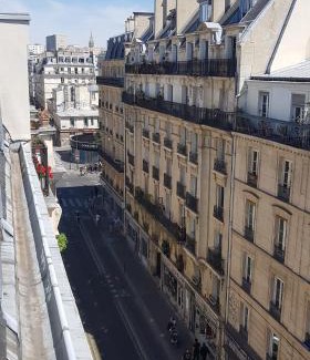 Quartier de la Folie-Mericourt Hotel | Hotel Cosmos