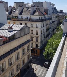 Quartier de la Folie-Mericourt Hotel | Hotel Cosmos