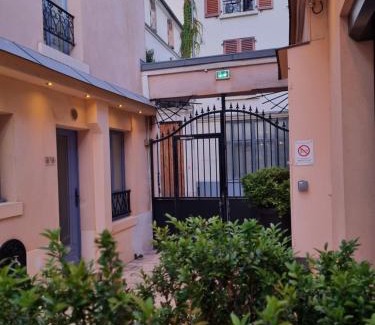Quartier Saint-Ambroise Apartment | Hotel De L'Horloge