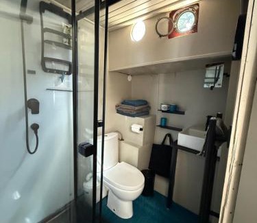 Saint-Cloud Boat Rental | La cabine du capitaine