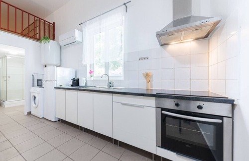 Neuilly-Plaisance Apartment | Le Duplex de la Gare sleeps 2