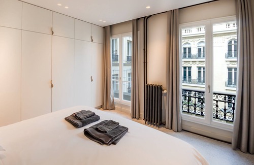 Gaillon Apartment | LUXURY APPARTMENT WITH AC – LOCATED BY THE CHIC HEART OF PARIS VENDOME OPERA