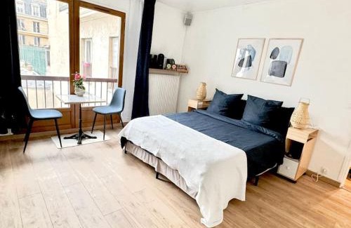 3rd Arrondissement Apartment | Marais Flat with Balcony-Style Windows & Office