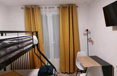 Ville-d'Avray Hostel | Monastère