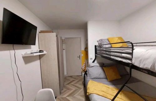 Ville-d'Avray Hostel | Monastère