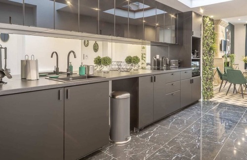 Quartier Sainte-Avoye Apartment | Montmorency I - Two Bedroom Apartment, Sleeps 6